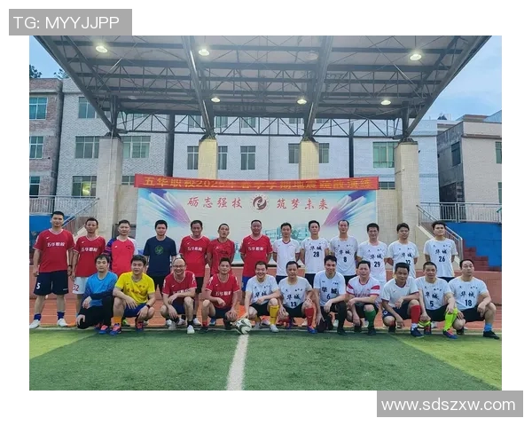 足球明星进球后激情奔向队友庆祝瞬间展现团队精神与默契配合 足球明星进球后激情奔向队友庆祝瞬间展现团队精神与默契配合